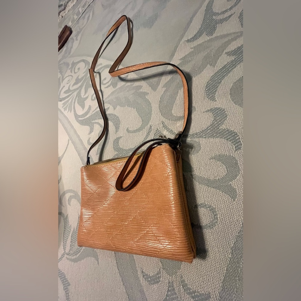 Crossbody/wristlet